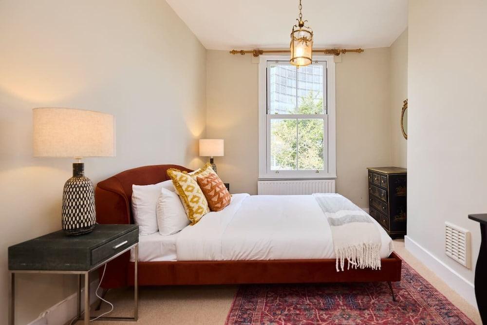 The Fulham Town House - Spacious 4BDR House with Garden - Tap to explore photos