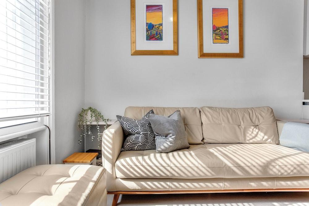 Phaedrus Living: South Kensington Luxury Flat - Tap to explore photos
