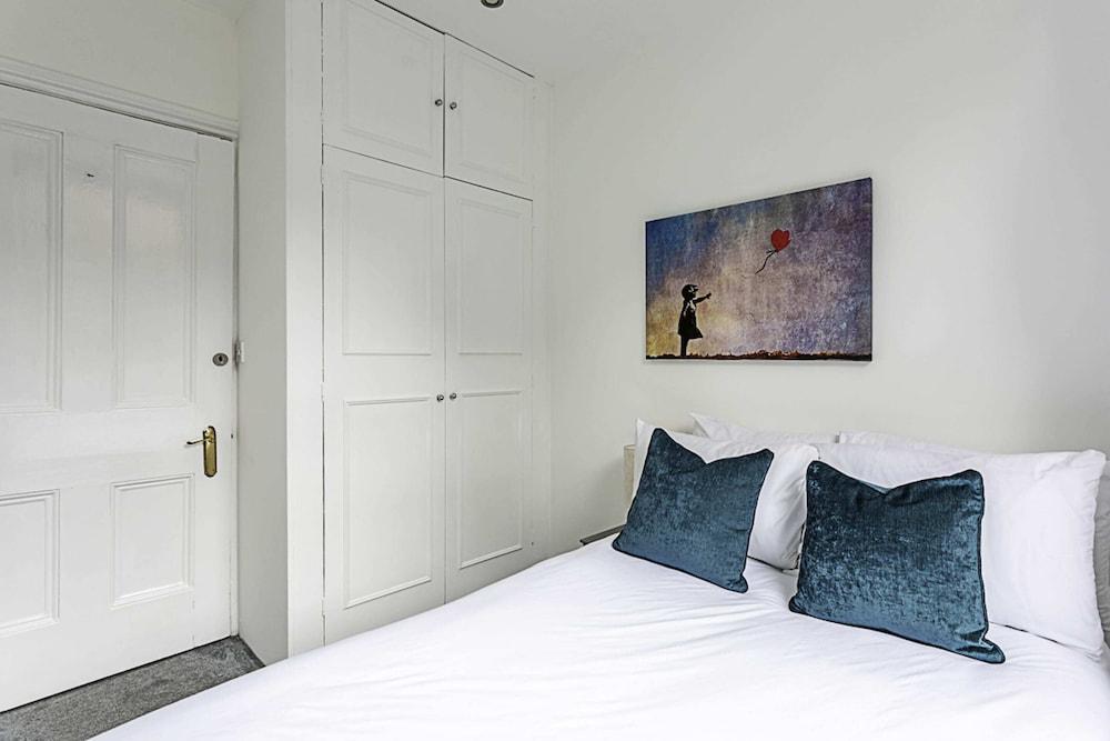 Clapham Charm: 2-bedroom Beauty - Tap to explore photos