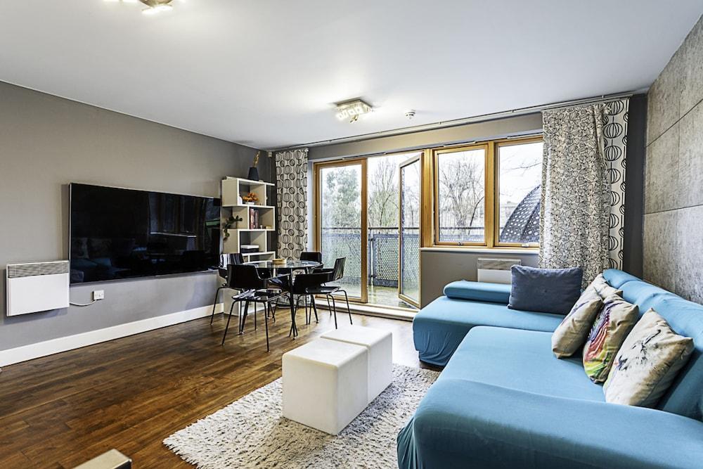 Modern 2-bed Flat, Bethnal Green - Tap to explore photos