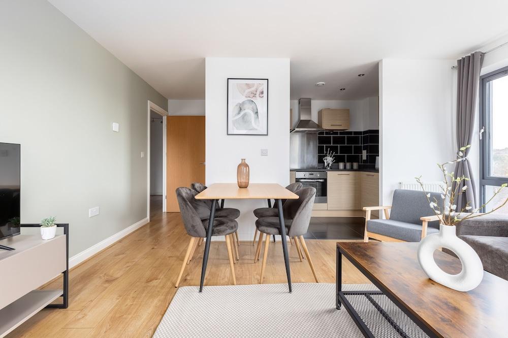 Premium 2 Bed Flat near Colindale Station - Tap to explore photos