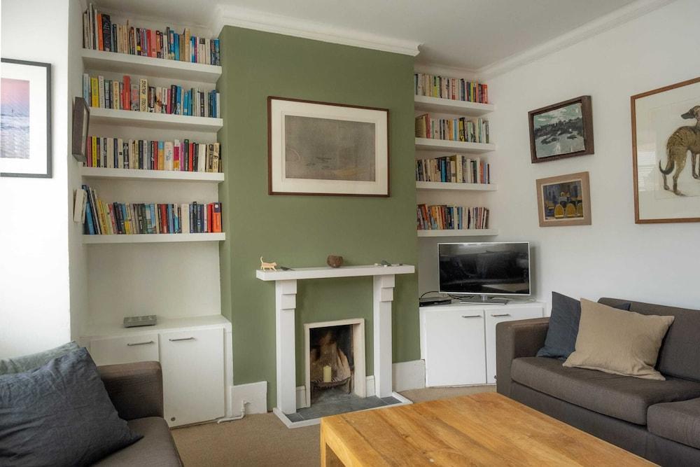Bright Stockwell Apartment - Tap to explore photos