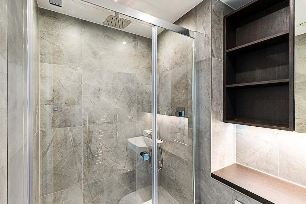Modern Sky-High Flat In North Acton - Tap to explore photos