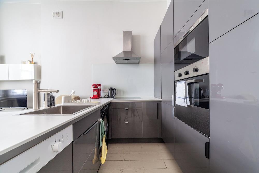 Prime Location - Stylish Apartment - Tap to explore photos