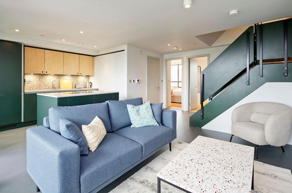 Deluxe Two-bedroom Flat in Bustling East London - Tap to explore photos
