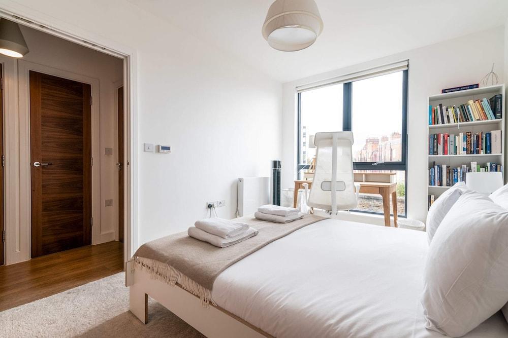 Modern Brixton Jewel Apartment - Tap to explore photos