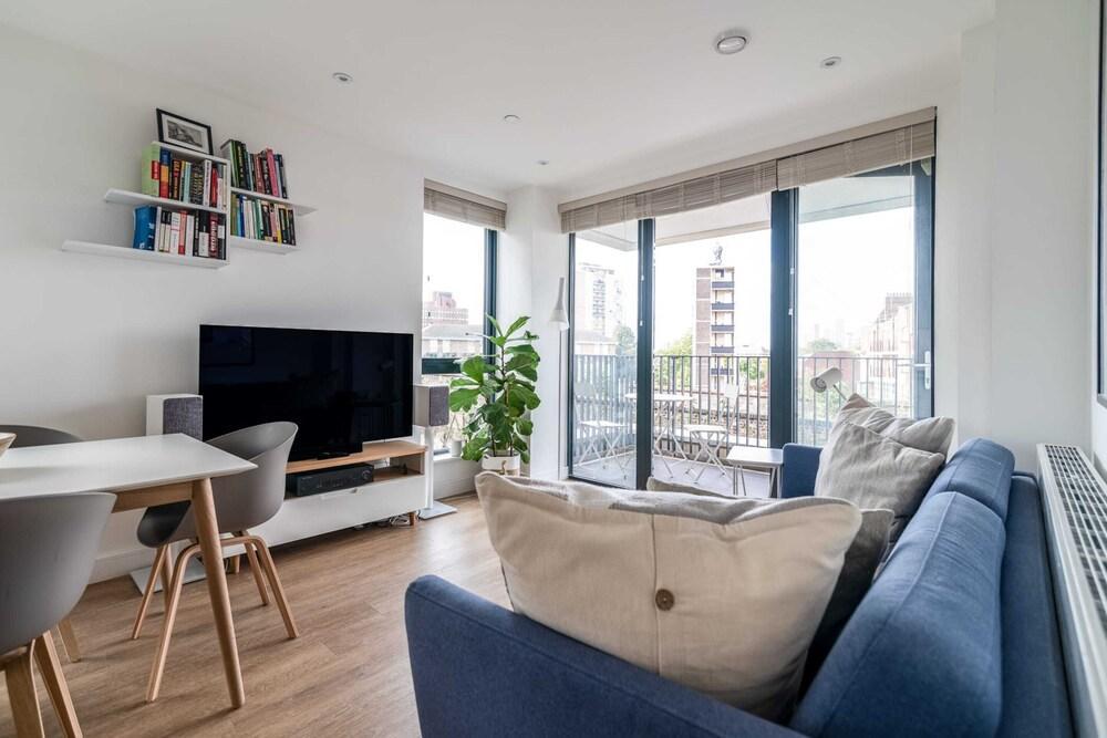 Modern Brixton Jewel Apartment - Tap to explore photos