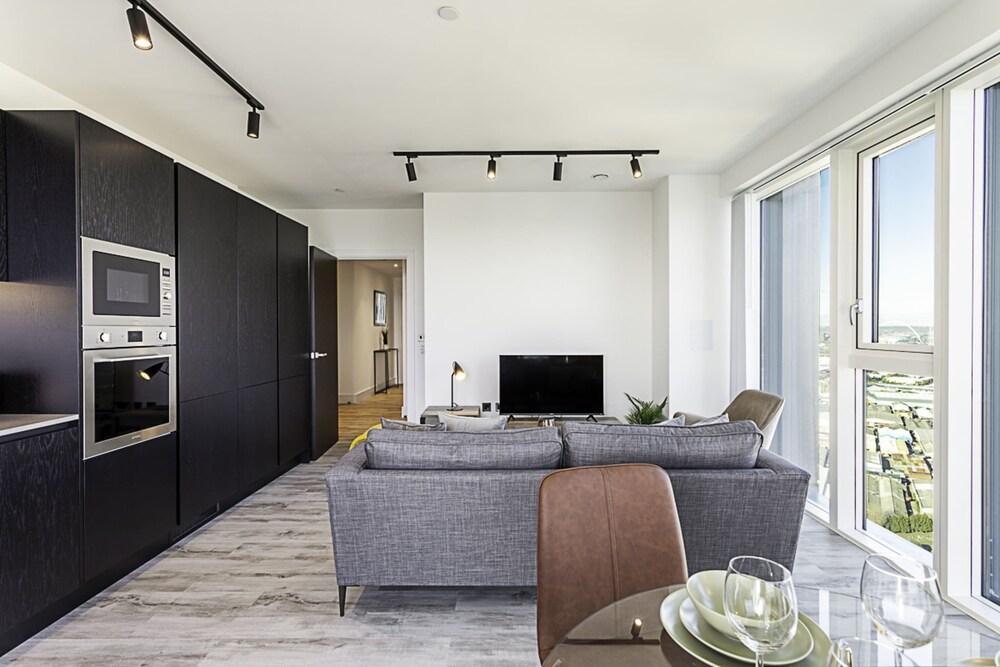 Beautiful 2 Bed Icon Tower Flat 5 - Tap to explore photos