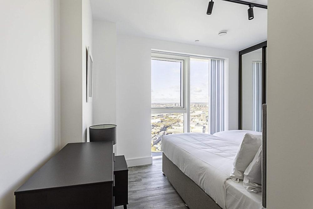 Beautiful 2 Bed Icon Tower Flat 5 - Tap to explore photos