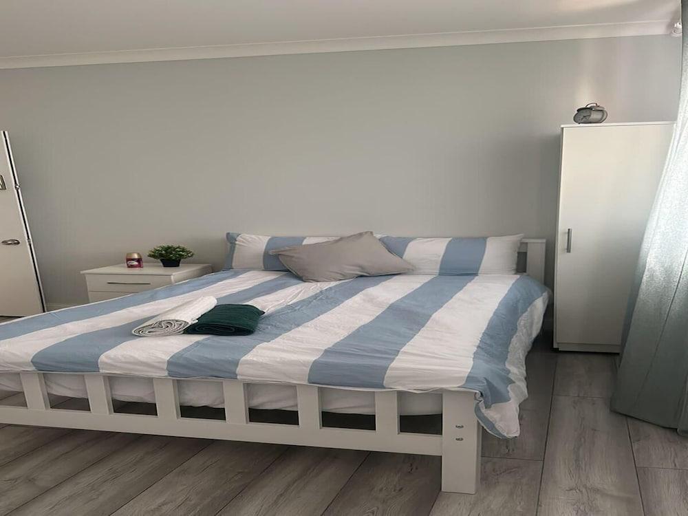 Apartment - Sleeps 2 - Acton Park & Stn Close - Tap to explore photos