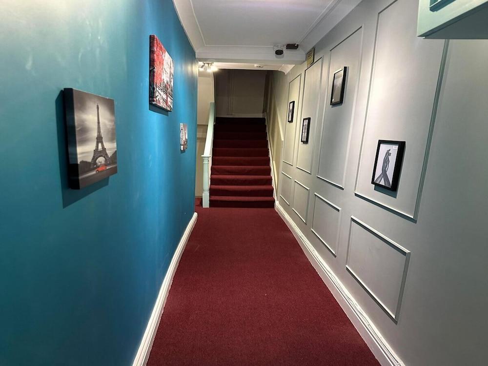 Apartment - Sleeps 2 - Acton Park & Stn Close - Tap to explore photos