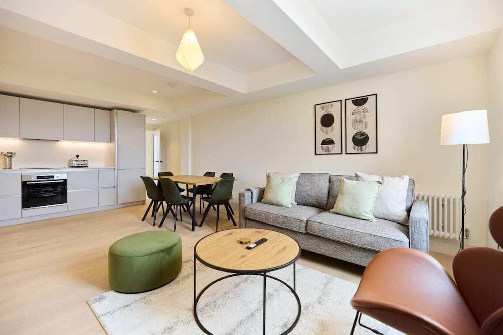 The East London Mile Hideout - Trendy 3bdr Flat With Balcony - Tap to explore photos