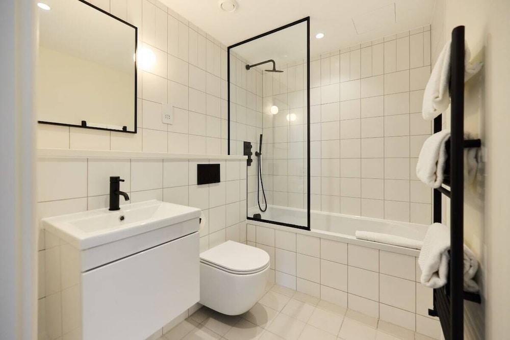 The East London Mile Hideout - Trendy 3bdr Flat With Balcony - Tap to explore photos