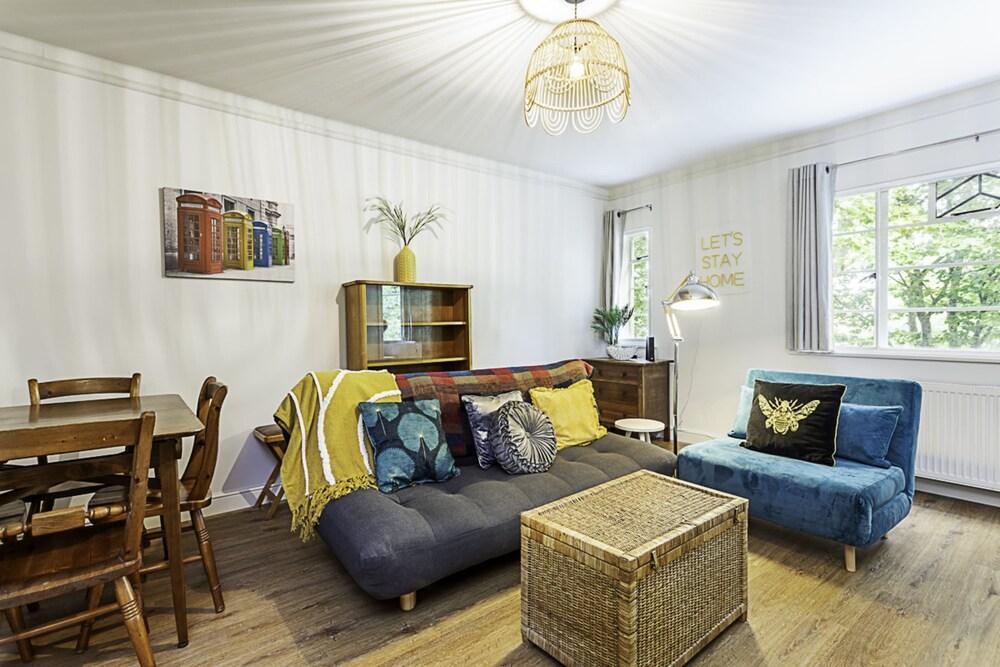 Stylish Highgate Haven Apartment - Tap to explore photos