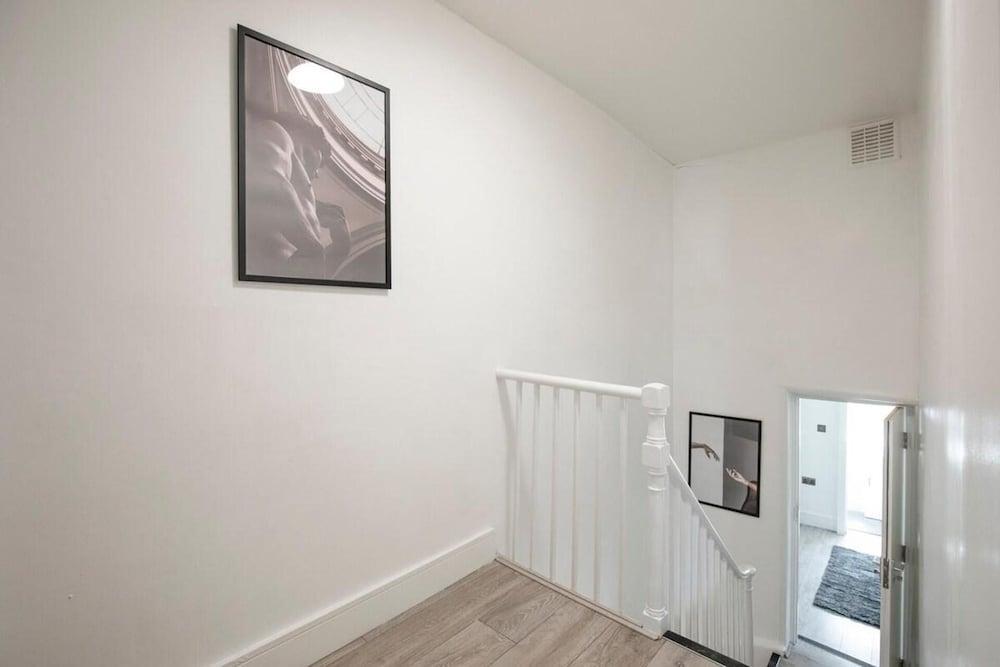Camberwell Apartment - Stylish 4 Bed - Tap to explore photos