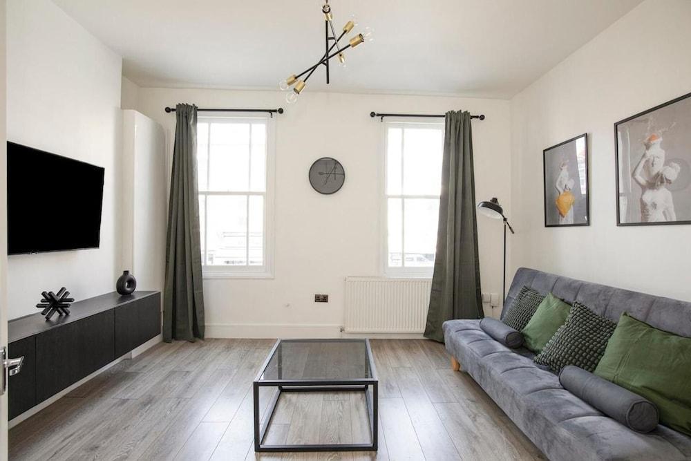 Camberwell Apartment - Stylish 4 Bed - Tap to explore photos
