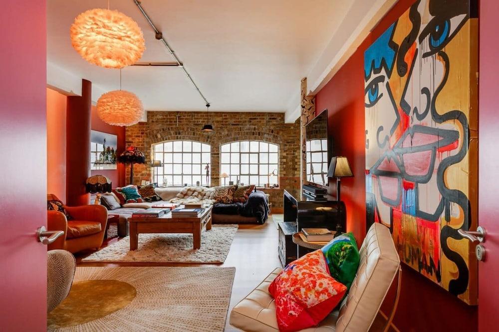 Luxury Warehouse Loft With Lift Near London Bridge - Tap to explore photos