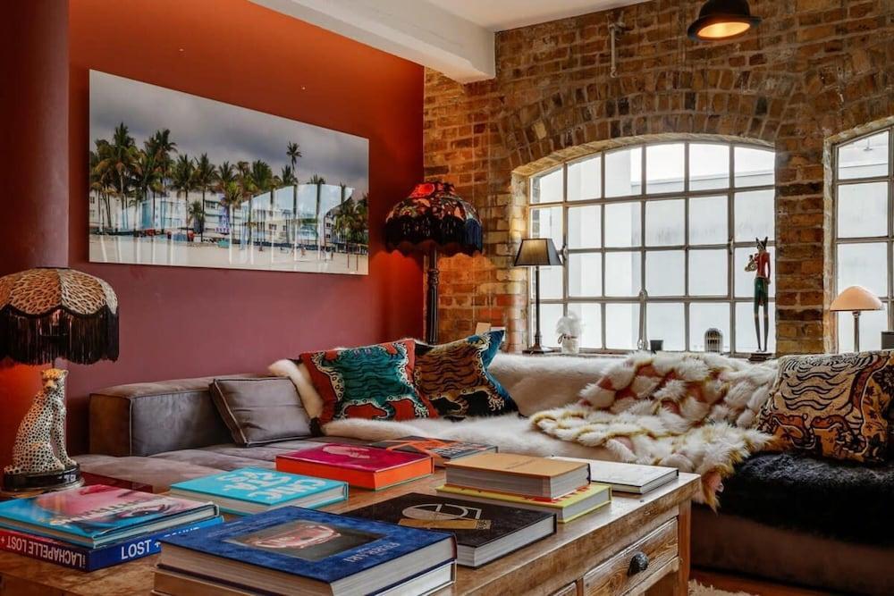 Luxury Warehouse Loft With Lift Near London Bridge - Tap to explore photos