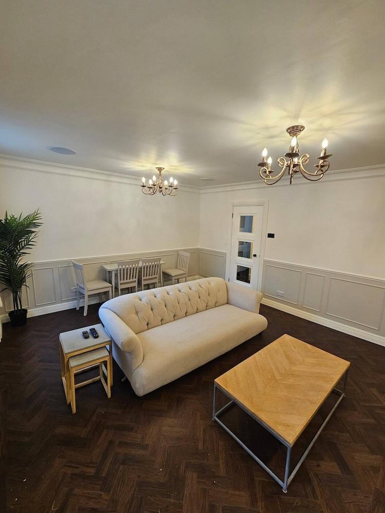 Elegant 3BD Flat Heart of London, Marylebone! - Tap to explore photos