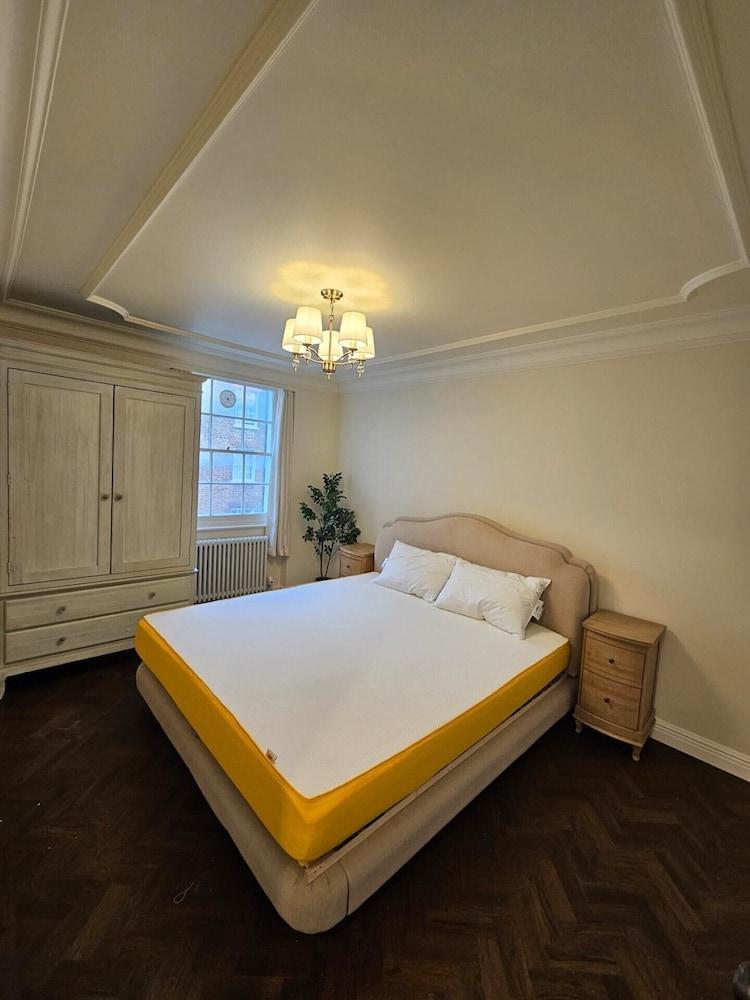 Elegant 3BD Flat Heart of London, Marylebone! - Tap to explore photos
