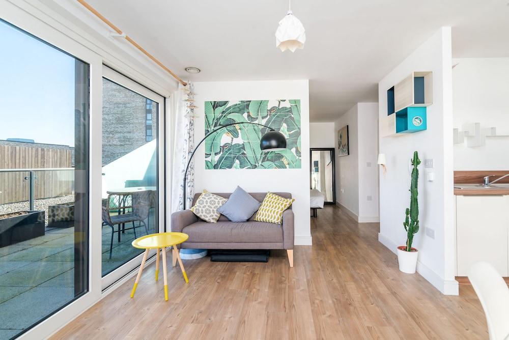 JOIVY Lovely Studio Flat with Terrace in Southeast London - Tap to explore photos