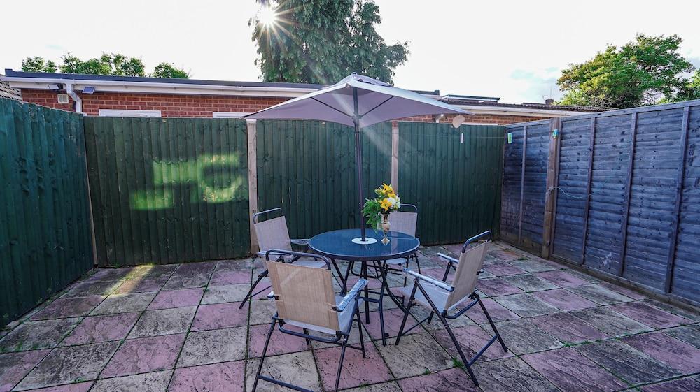 Spacious 3BR House Sleeps 6 - Tap to explore photos