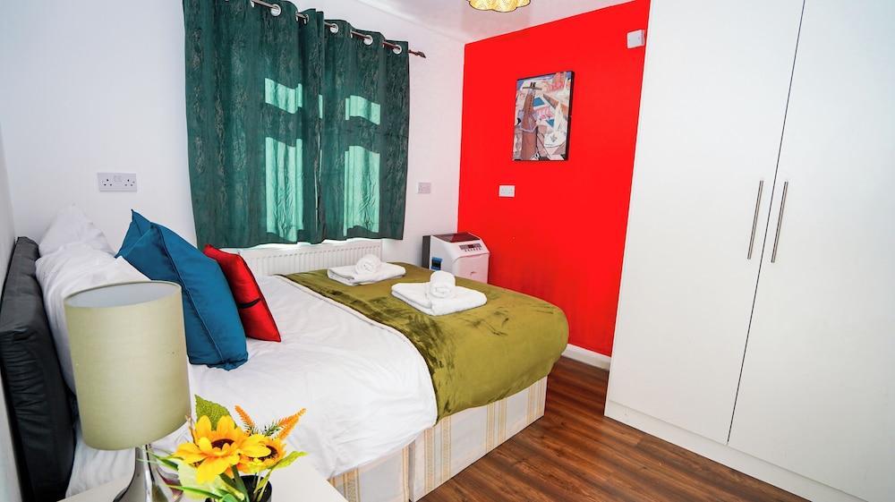 Spacious 3BR House Sleeps 6 - Tap to explore photos