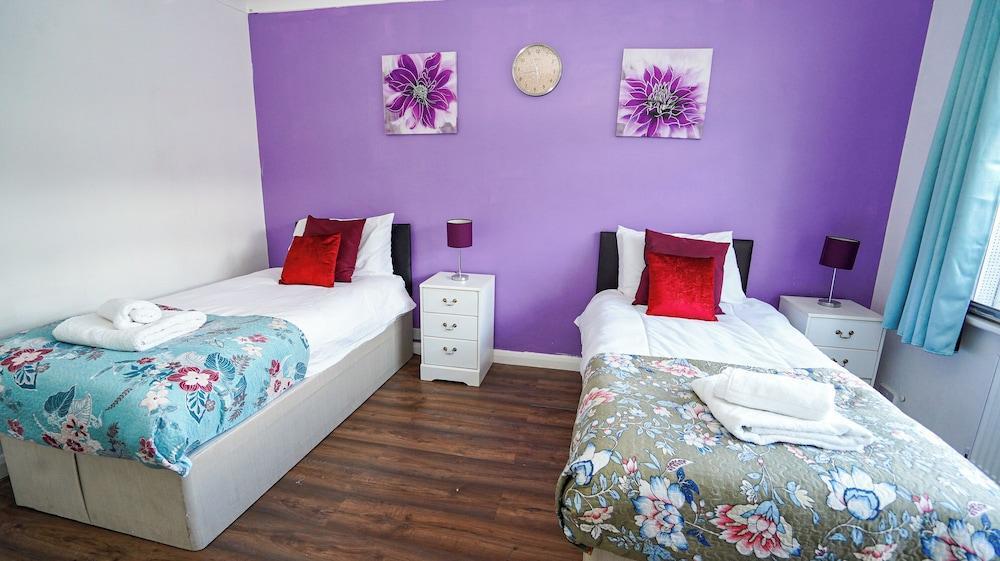Spacious 3BR House Sleeps 6 Room Type - Classic Double Room