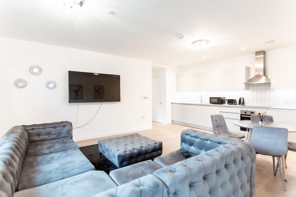 Brand New Luxurious 2-bed Apartment in Barking - Tap to explore photos