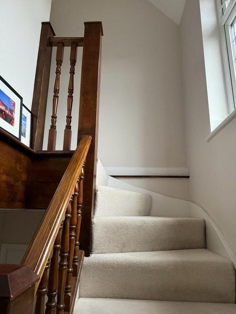 Cosy and Lovely 4-bed House in Stanmore - Tap to explore photos