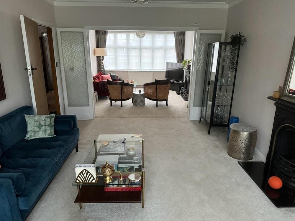 Cosy and Lovely 4-bed House in Stanmore - Tap to explore photos