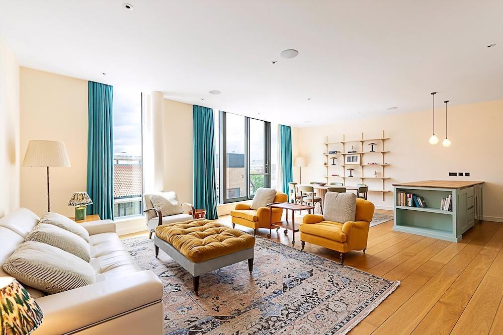 Luxury Penthouse Overlooking the Thames - Tap to explore photos