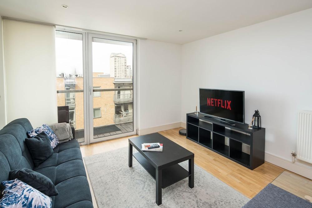 Immaculate 1-bed 1-bath Apartment in London Area - Tap to explore photos