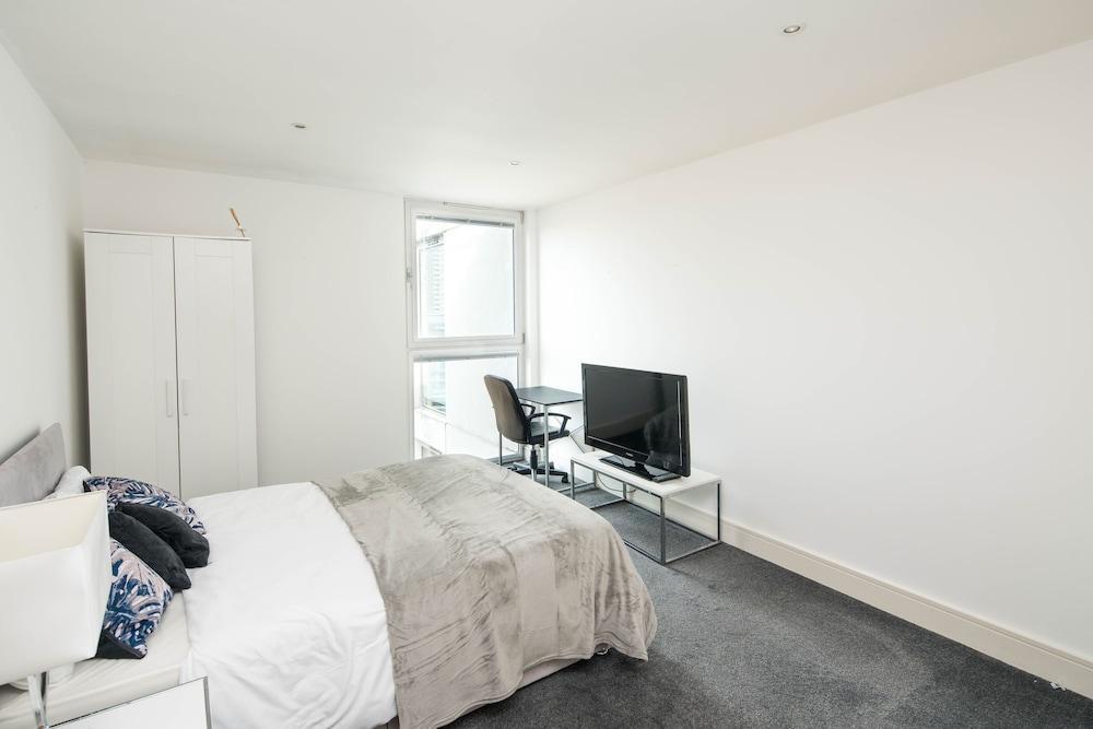 Immaculate 1-bed 1-bath Apartment in London Area - Tap to explore photos