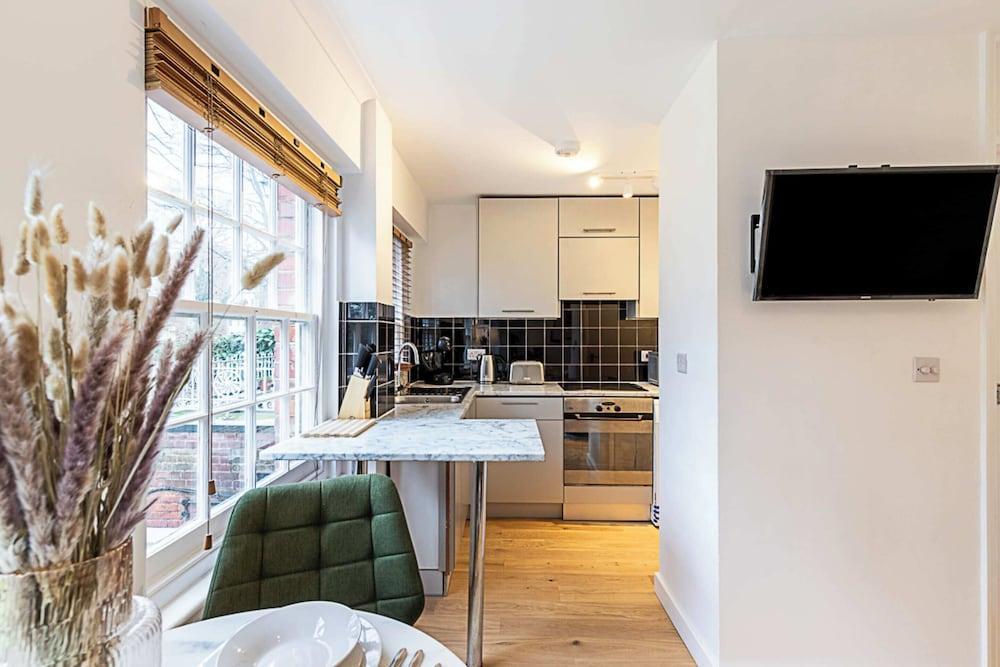 Putney Chic 1-bed Gem - Tap to explore photos
