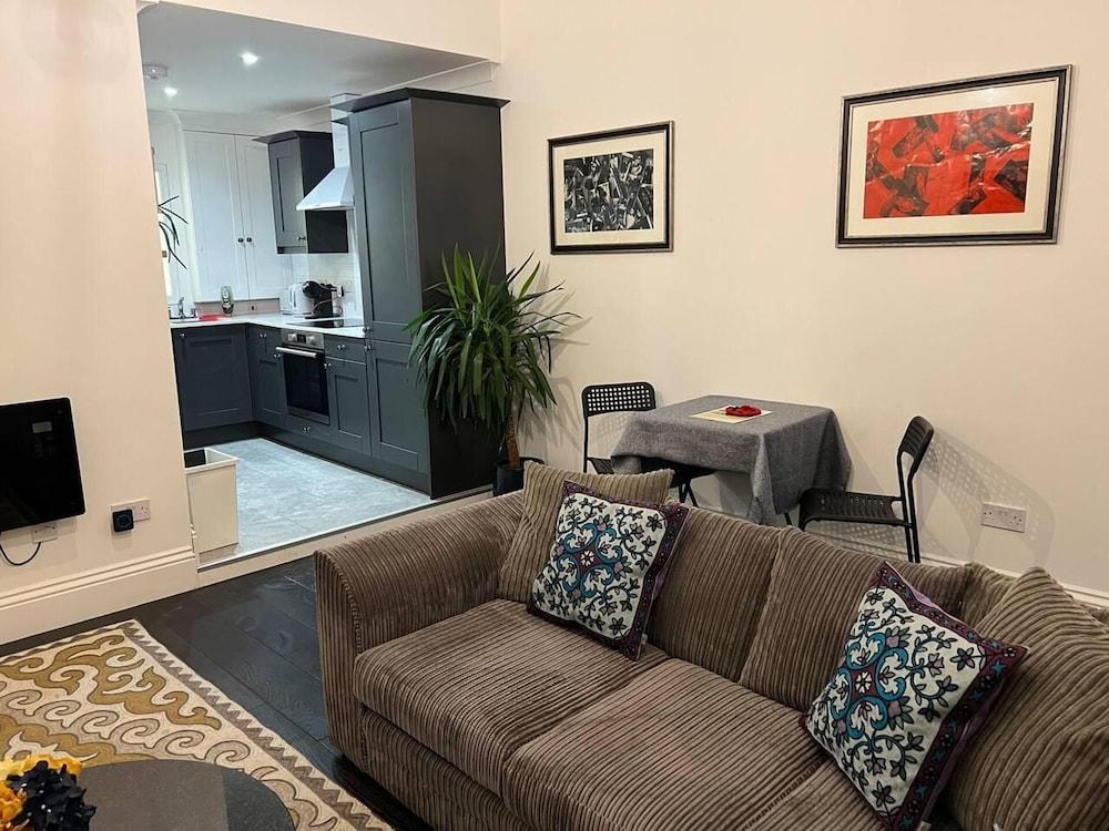 Modern and Spacious 2 Bedroom Flat Near Shoreditch - Tap to explore photos