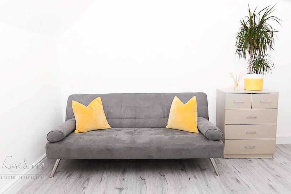Inviting 3-bed Apartment in Bromley - Tap to explore photos