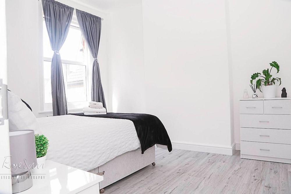 Inviting 3-bed Apartment in Bromley - Tap to explore photos