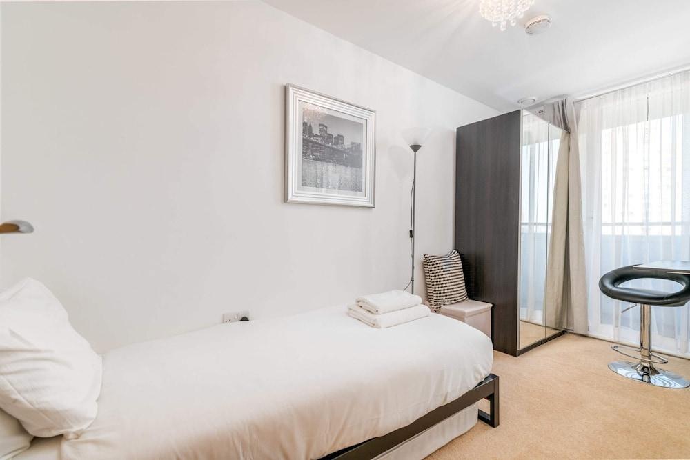 Modern Comfort: Stratford 3BR Duplex - Tap to explore photos