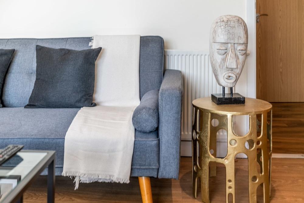 Modern Comfort: Stratford 3BR Duplex - Tap to explore photos