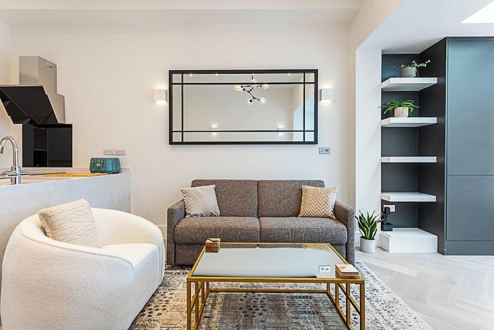 Gorgeous Flat in the Heart of Acton - Tap to explore photos