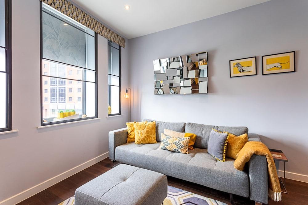 Exmouth Market Apartment - Tap to explore photos