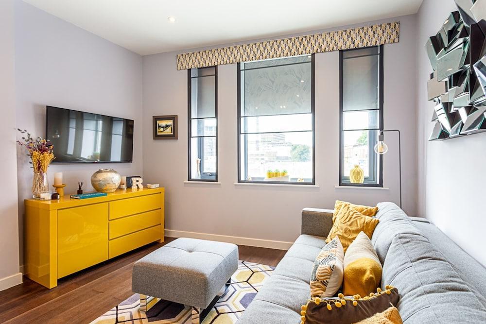 Exmouth Market Apartment - Tap to explore photos