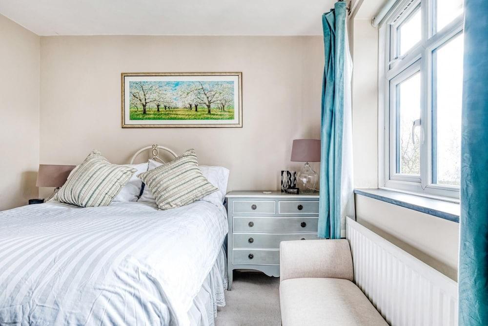 Comfortable Home in Wandsworth by Underthedoormat - Tap to explore photos