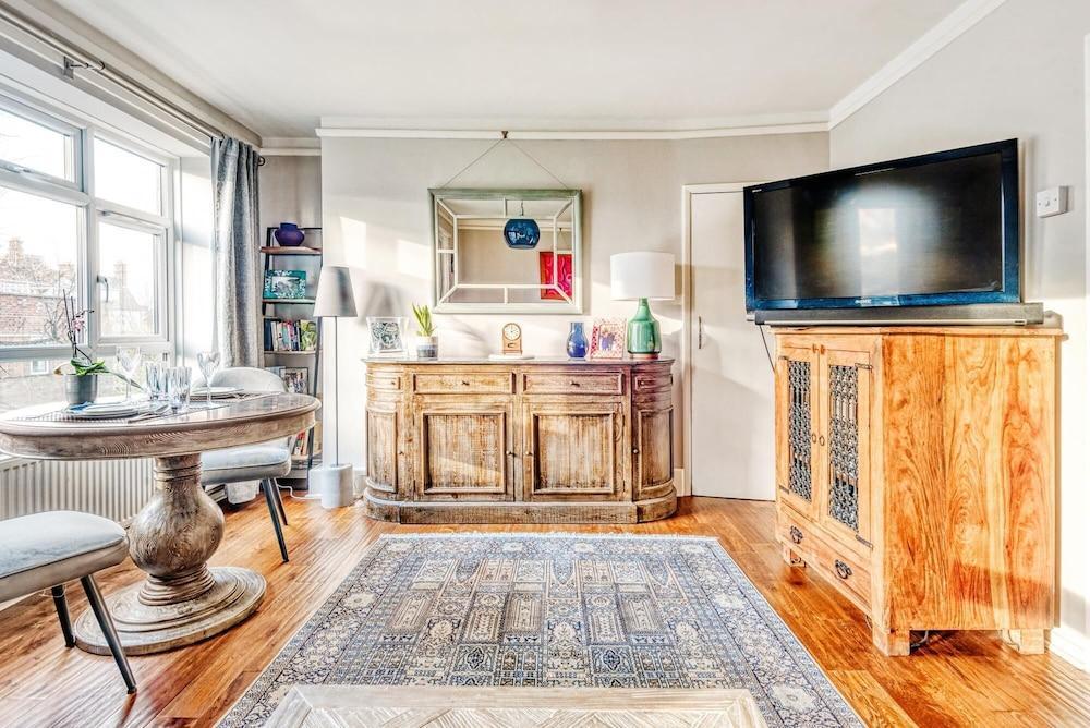 Comfortable Home in Wandsworth by Underthedoormat