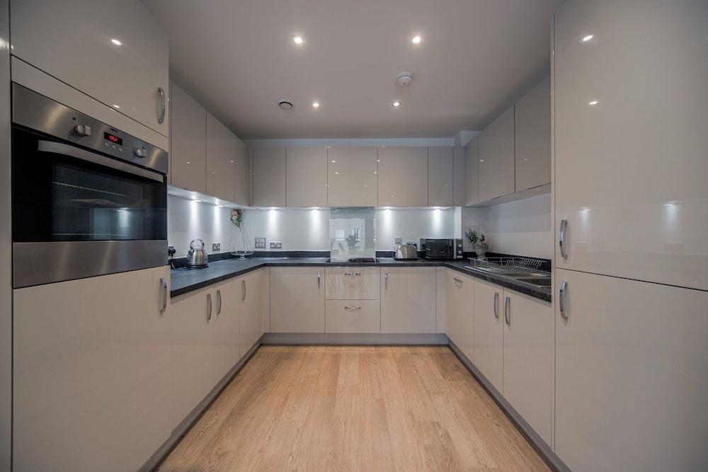 Luxury 2 Bedroom Flat in Barking - Tap to explore photos
