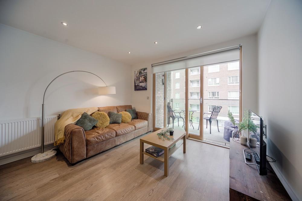 Barking Bright Apartment With 2 Bedrooms - Tap to explore photos