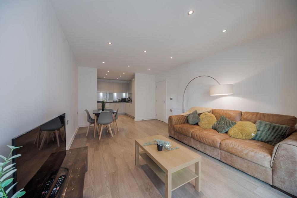 Luxury 2 Bedroom Flat in Barking - Tap to explore photos