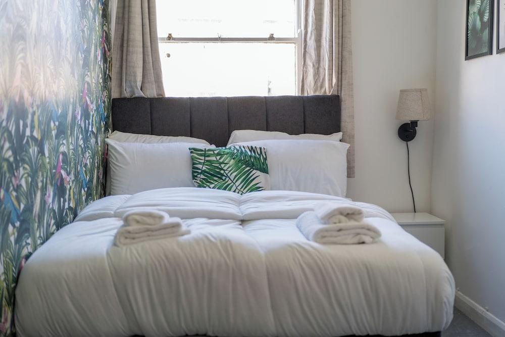 Studio Unit in Chapel Market London - Tap to explore photos