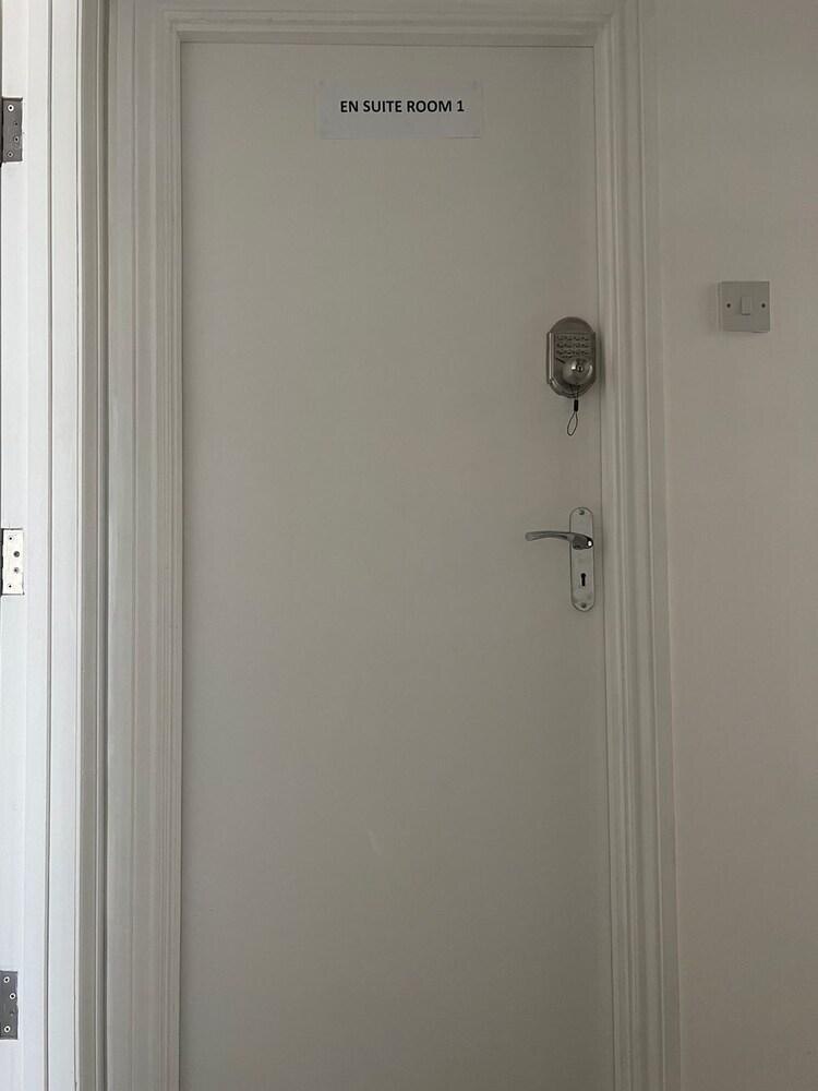 Inviting 2-bed Apartment in Ilford - Tap to explore photos